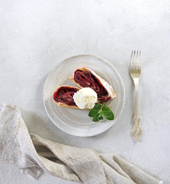 kolacja przy świecach, talerz z apetycznym daniem